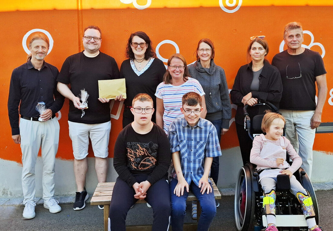 Weiden. Die Dance Community Weiden sammelte bei Alors on danse 1000 Euro und übergab sie an das Kinder- und Jugendwohnen Am Kleefeld des HPZ Irchenrieth, inklusive 200 Euro von der Tanzschule Vezard.