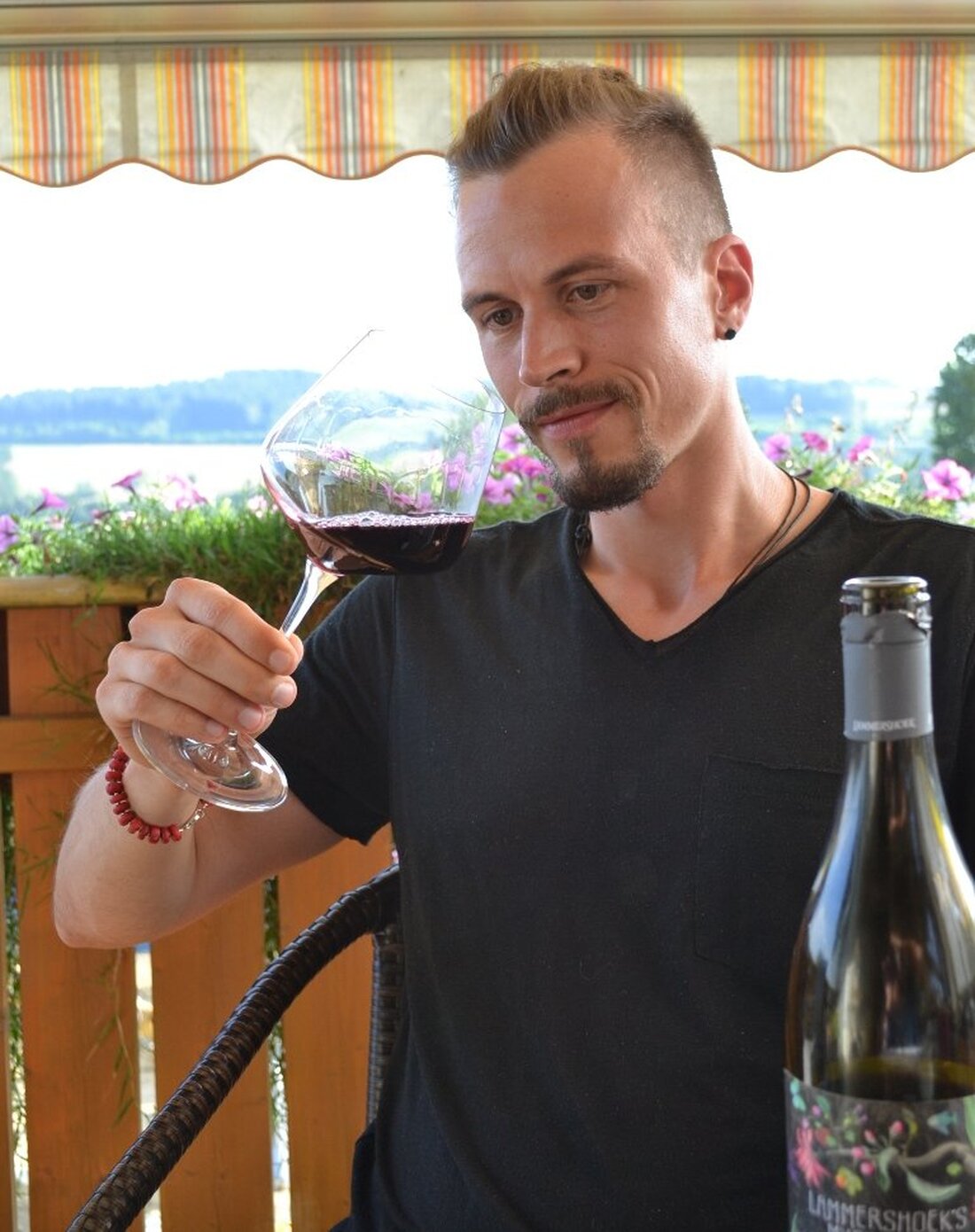 Weiden. Ausgerechnet aus der Bier-Hochburg Oberpfalz: Der junge Weidener Daniel Bayer ist einer der ersten Weininfluencer Deutschlands. Uns erzählt er seine Geschichte und verrät einige Geheimnisse rund um das edle [&hellip;]