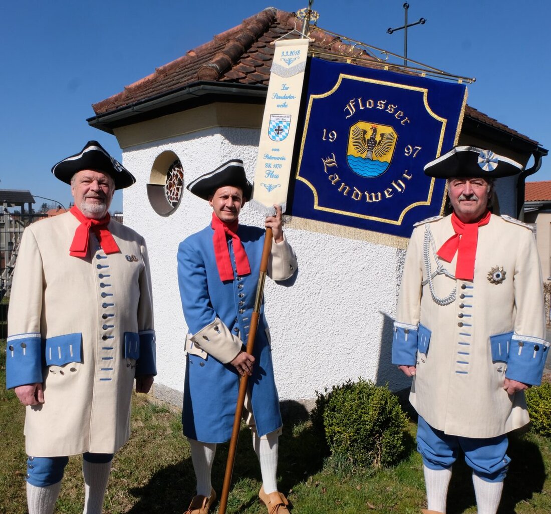 Floß. Daniel Gonsior ist der neue Standartenträger der Flosser Landwehr, eine kulturelle Gruppe, die das historische Erbe von Floß pflegt. Die Landwehr, mit 17 Aktiven und sieben Marketenderinnen, präsentiert den 1077 Jahre alten Markt in historischer Uniform.