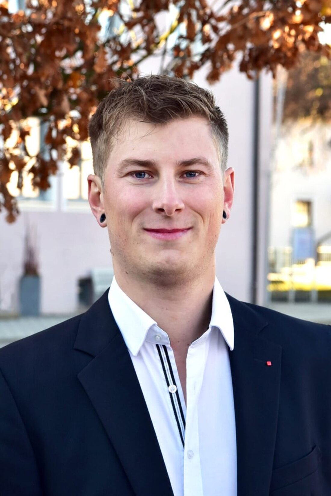 Maxhütte-Haidhof. Daniel Mirlach (SPD) kandidiert als Bürgermeister der Stadt und bringt nach eigenen Angaben Erfahrung aus Pflege, Gewerkschaft und Feuerwehr mit. Er setzt auf soziale Gerechtigkeit, bezahlbares Wohnen, digitale Verwaltung und starke Betriebe.