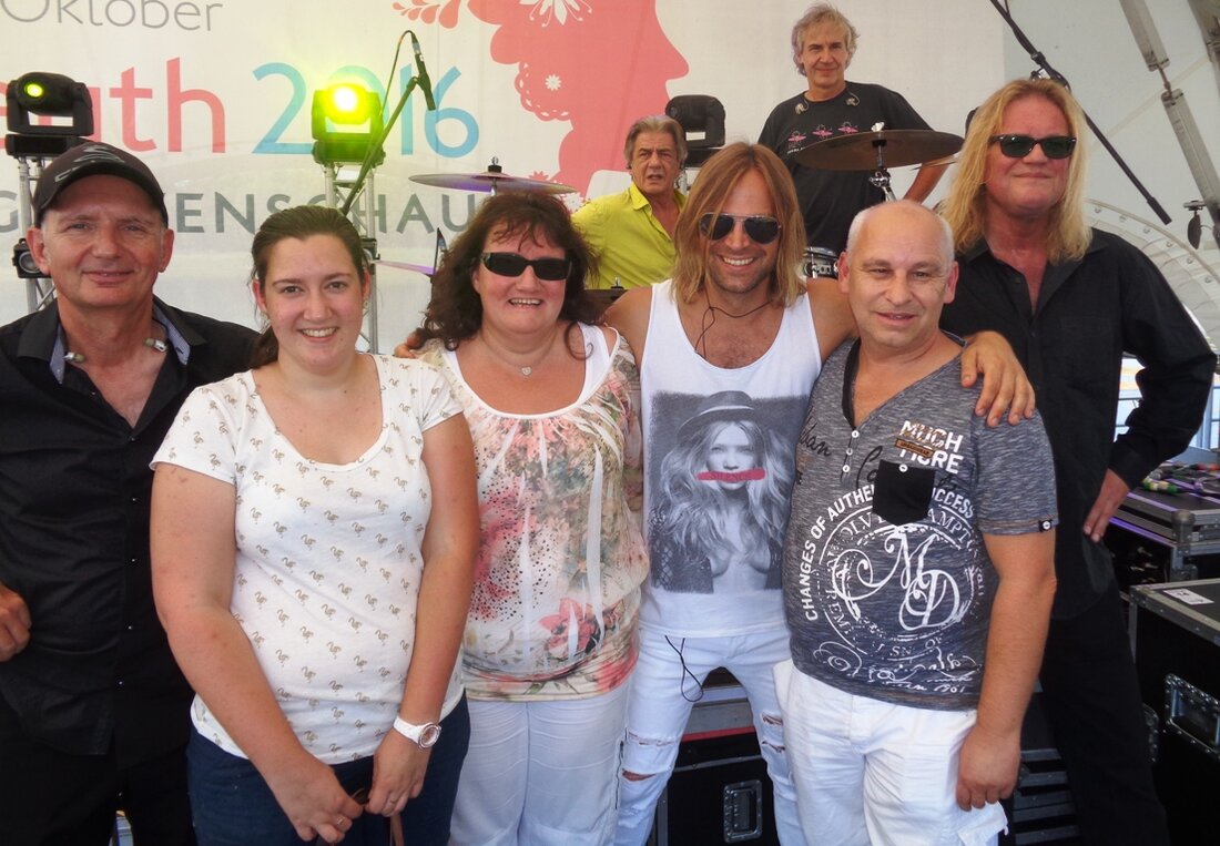 Windischeschenbach/Bayreuth. Groß war die Freude unserer Fan-Star Reporter Sandra und Peter Gattaut aus Windischeschenbach, die in Begleitung mit Tochter Daniela am Landesgartenschaugelände in Bayreuth die „ Münchener Freiheit“ bei deren Konzert [&hellip;]