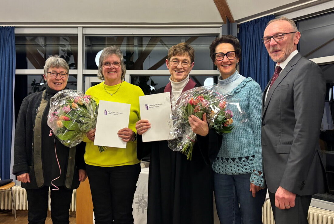 Wirbenz-Kemnath-Immenreuth. Beim gut besuchten Neujahrsgottesdienst der evangelischen Kirchengemeinde wurden zwei Organistinnen für 25 Jahre Orgeldienst geehrt. Pfarrerin Friederike Steiner dankte herzlich.