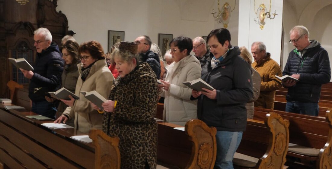 Floß. In der Pfarrkirche St. Johannes der Täufer dankte Pfarrer Max Früchtl am Mittwoch den vielen freiwilligen Helferinnen und Helfern der Gemeinde. Ein Andachtsabend mit Gebet und Gesang würdigte ihren Einsatz.