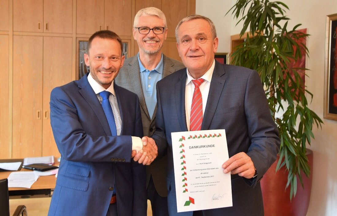 Weiden. In einer kleiner Feierstunde im Neuen Rathaus in Weiden überreichte Bürgermeister Jens Meyer im Beisein von Personaldezernent Reiner Leibl eine seltene Urkunde an Weidens Oberbürgermeister Kurt Seggewiß: die „Dankurkunde [&hellip;]