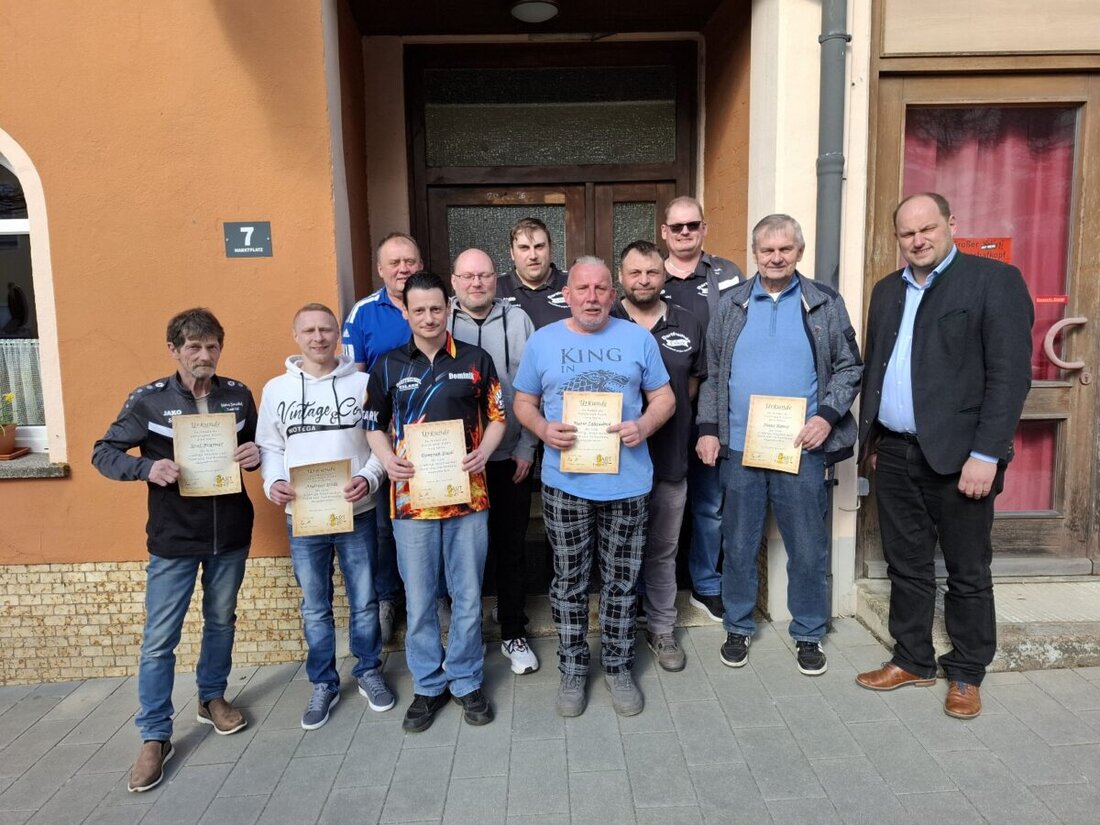Eslarn. Bei der Jahreshauptversammlung ehrten die Dartfreunde langjährige Mitglieder und dankten für Treue und Engagement. Mit 473 Mitgliedern ist der Verein Deutschlands größter Dartclub; 80 Aktive spielen in acht Teams E-Dart.