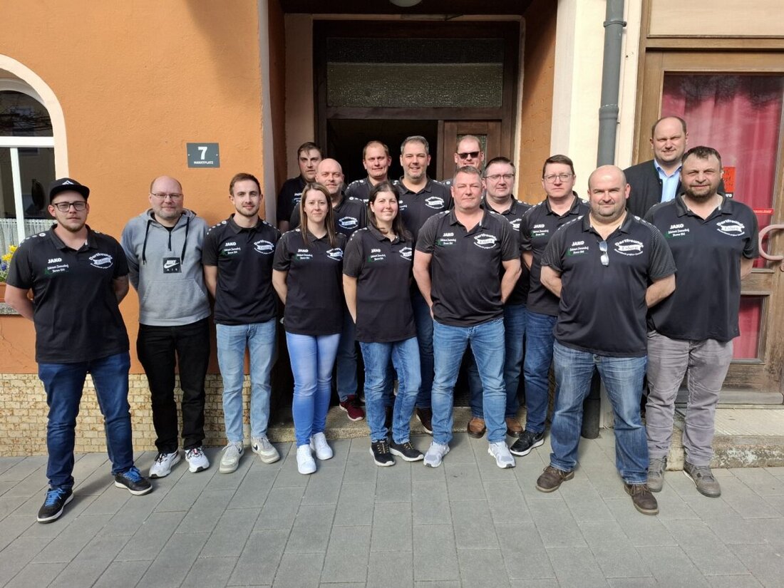 Eslarn. Bei der Jahreshauptversammlung der Dartfreunde wurden Erfolge von Frankreich bis Bratislava und starke Platzierungen gefeiert. Die Vorstandschaft blieb im Amt, der Beitrag steigt auf 15 Euro.