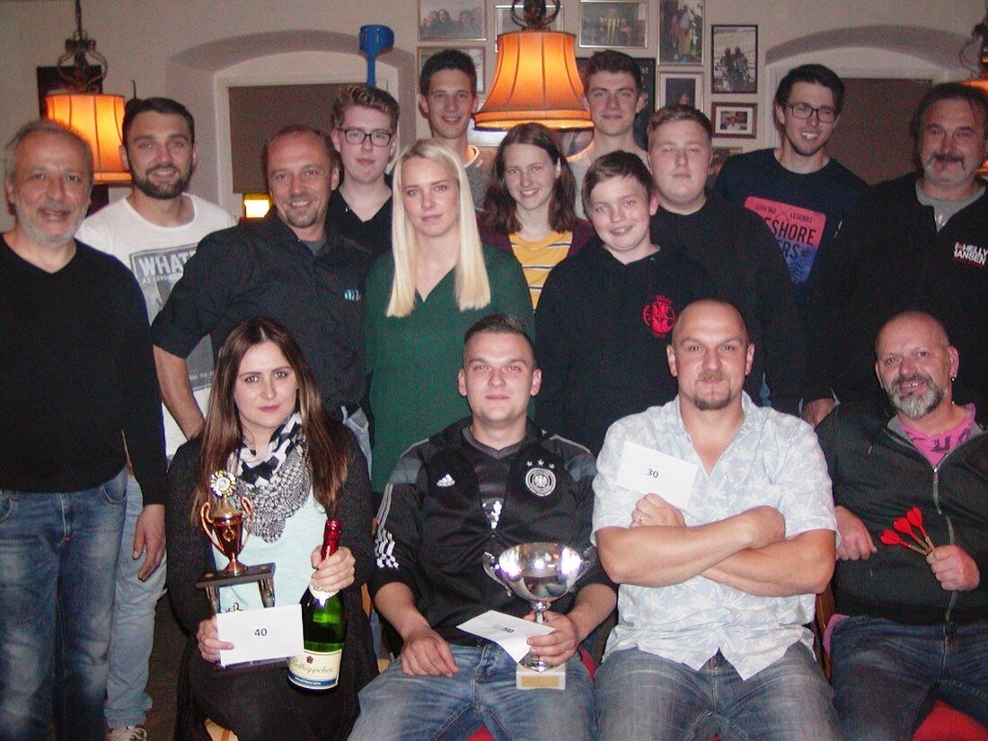 Wurz. Bei der bereits 10. Dartmeisterschaft im Gasthaus Mois in Wurz ließen sich die Verantwortlichen besondere Preise zu den Wanderpokalen einfallen. Von Tom Kreuzer So spendeten Automatenaufsteller Alexander Kraus und [&hellip;]