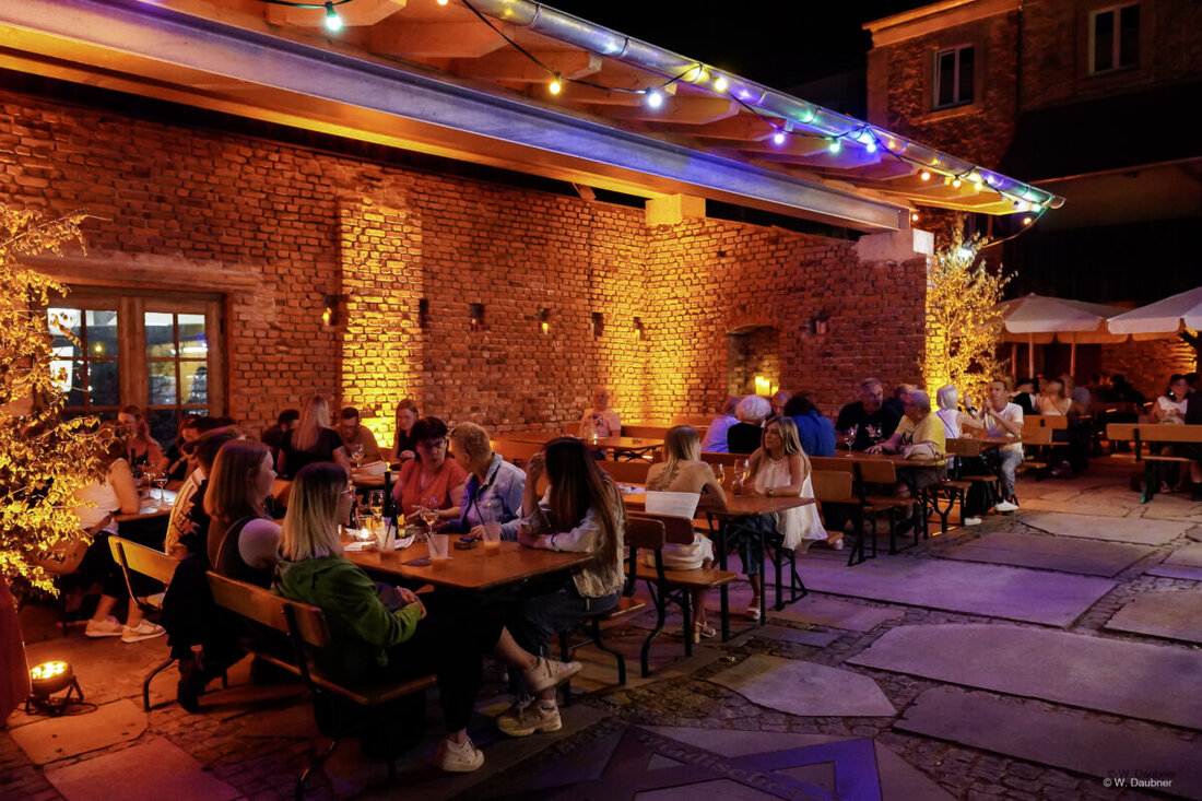 Windischeschenbach. Das Bürgerfest „Das Fest“ zog am Samstag mehrere hundert Besucher mit Sonnenschein, Zoigl und Musik an. Highlights waren ein Entenrennen, die Rockband „Ramble Tamble“ und eine große Fest-Tombola.