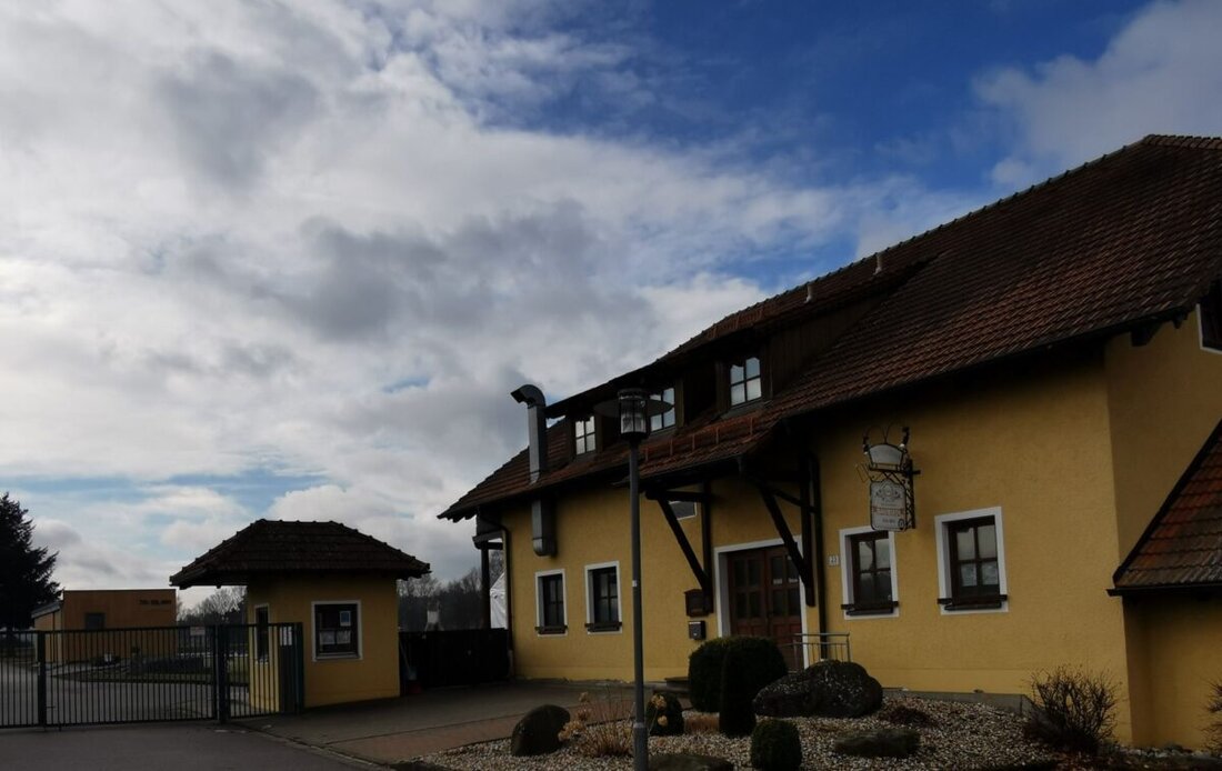 Eslarn. Drei Defibrillatoren sind am Sportheim, Feuerwehrhaus und an der Sparkasse verfügbar. Am Sonntag, 25. Januar von 14 bis 17 Uhr gibt Referent Marco Rappl im Sportheim eine kostenlose Einweisung.