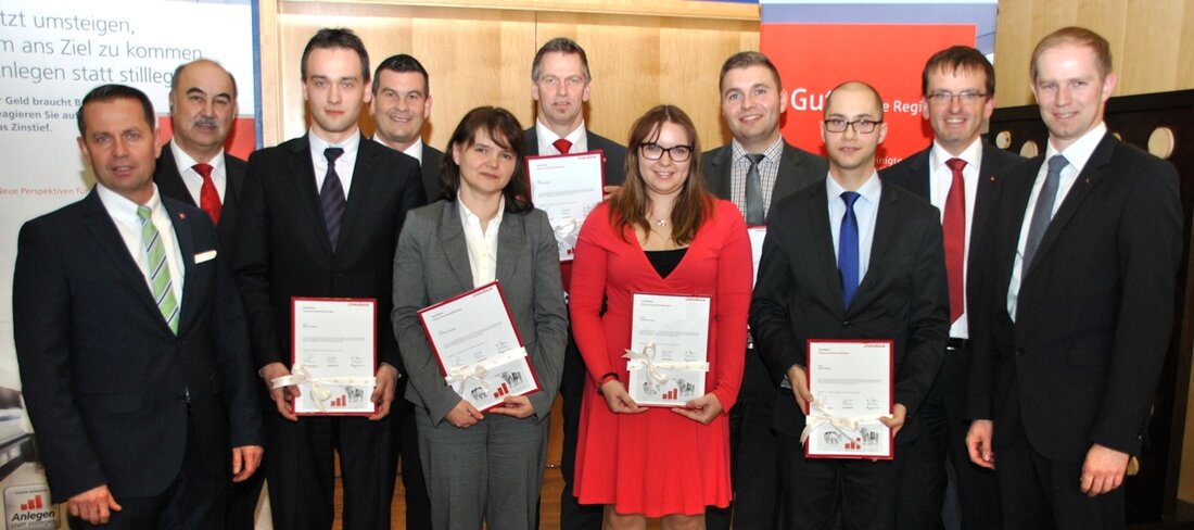 Neustadt/WN. Sieben Mitarbeiterinnen und Mitarbeiter der Vereinigten Sparkassen Eschenbach Neustadt/WN Vohenstrauß sind nun zertifizierte Deka-Investmentberater. Die Damen und Herren haben im Rahmen der Qualifizierungsmaßnahme Fachkenntnisse im Bereich Investmentbanking erworben. Sie [&hellip;]