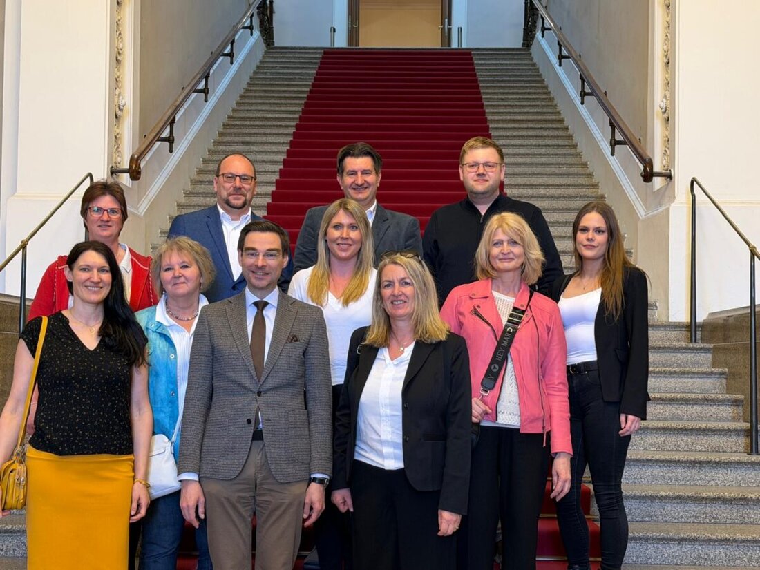 München. Auf Einladung von MdL Dr. Stephan Oetzinger besuchte eine Delegation des BRK-Kreisverbands Weiden und Neustadt/WN den Bayerischen Landtag und erhielt für ein Pflegeprojekt einen mit 10.000 € dotierten Praxisanleiterbonus.