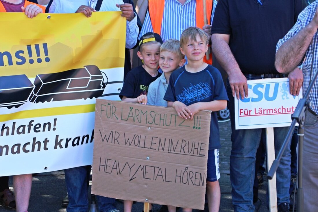 Weiden/Rothenstadt/Ullersricht. In zwei Gruppen einmal von Rothenstadt und einmal von Weiden zogen am Samstag rund 200 Demonstranten nach Ullersricht. Ihre Forderung: Mit der Elektrifizierung der Eisenbahnstrecke muss auch der Lärmschutz [&hellip;]
