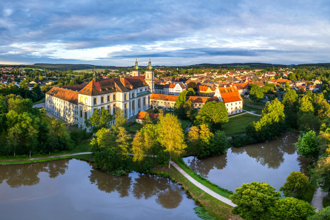 Waldsassen. Am Sonntag, 13. September 2026, lädt die Klosterstadt zum Tag des offenen Denkmals ein. Führungen öffnen Abtei, Basilika, Kappl, Naturerlebnisgarten und die Ofenhalle, Ausstellungen ergänzen das Angebot.