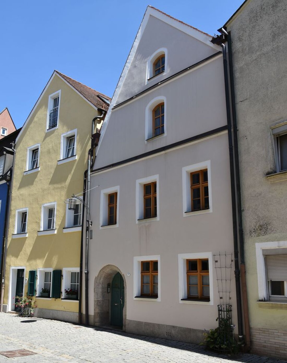 Weiden/Eschenbach. Drei Kulturpreise und der Denkmalschutzpreis 2019 des Bezirks Oberpfalz gehen heuer an die Region!  Von Udo Fürst Der Regisseur des Films „Wackersdorf“, Oliver Haffner, die Schnaittenbacher Volksmusikgruppe Blecherne Sait’n und [&hellip;]