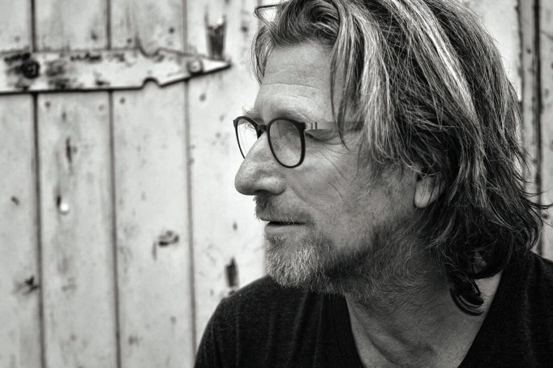 Neuhaus/Windischeschenbach. Wie in all seinen Solo-Programmen seit 2008 geht es dem eigenwilligen Schauspieler und Musiker, im neuen Solo „Des Bin I“ einmal mehr ums Private. Popularität erlangte Fitz in seinen Rollen bei [&hellip;]