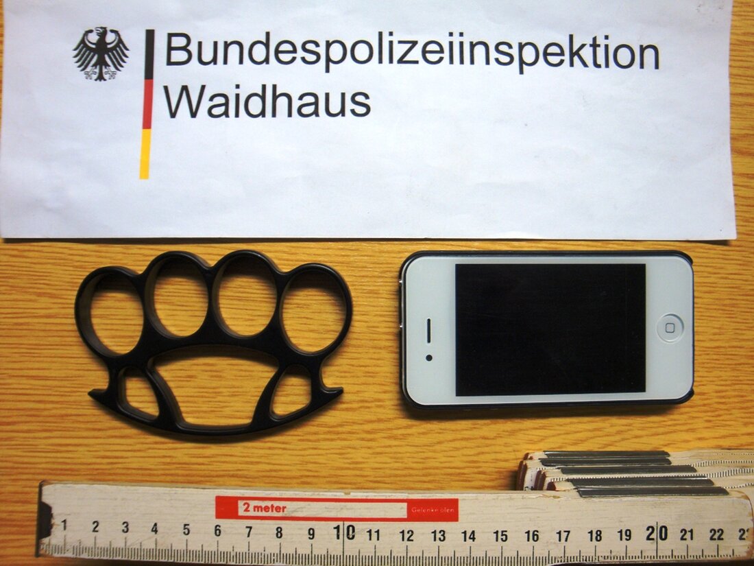 Waldsassen. Wer mit diesem Handy telefonieren wollte, hätte wohl zumindest heiße Ohren bekommen. Fahnder der Bärnauer Bundespolizei entdeckten bei Waldsassen zusammen mit Kollegen des Zolls bei einem Türken nicht nur einen Schlagring [&hellip;]