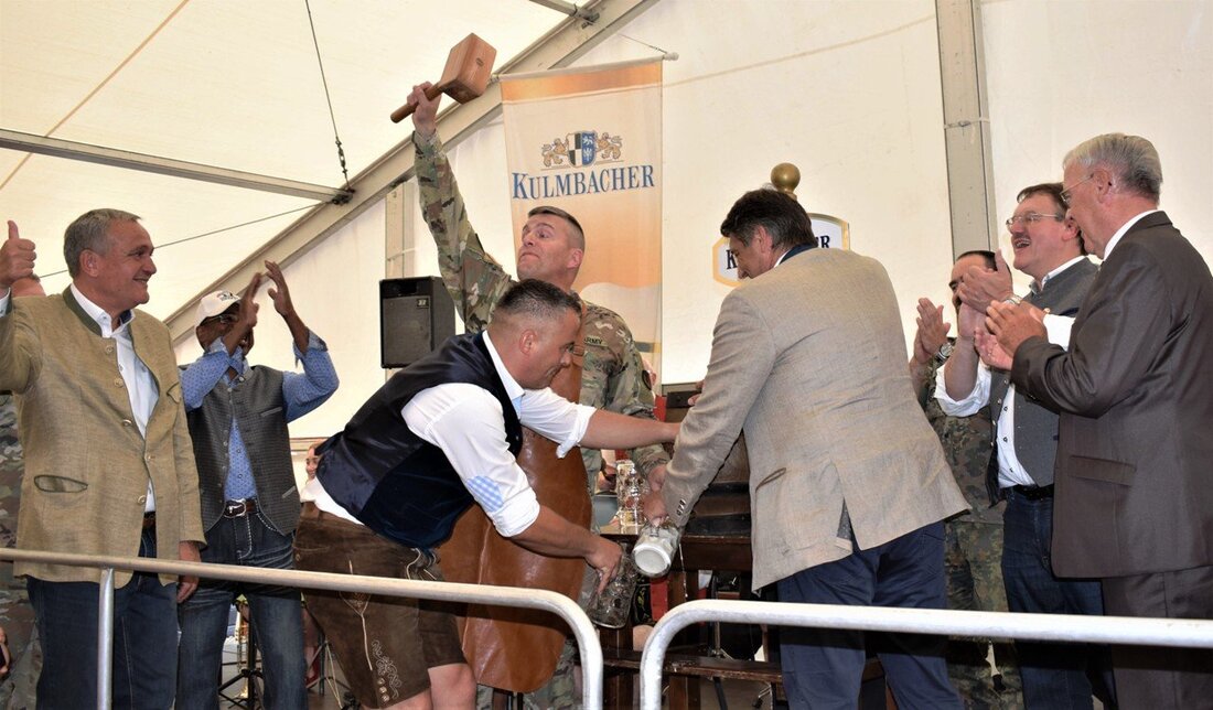 Grafenwöhr. Völkerverständigung, die gibt es hier in Grafenwöhr – und ganz besonders beim Deutsch-Amerikanischen Volksfest. Am Freitag Vormittag wurde das Fest zum 61. Mal eröffnet. Von Renate Gradl Schnipp-schnapp: Mit dem [&hellip;]