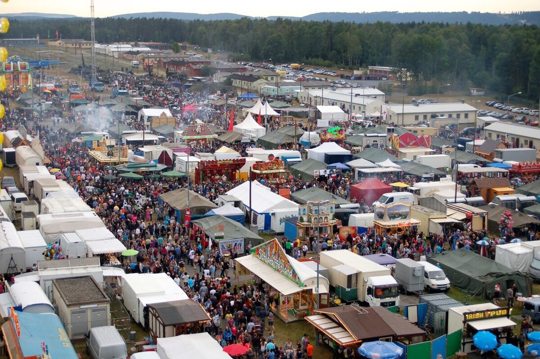 Grafenwöhr. Vom 31. Juli bis 2. August 2026 lädt die US-Armee Garnison Bavaria zum 65. Deutsch-Amerikanischen Volksfest auf dem Truppenübungsplatz bei freiem Eintritt. Über 100.000 Besucher feiern den Bavarian-American Way.