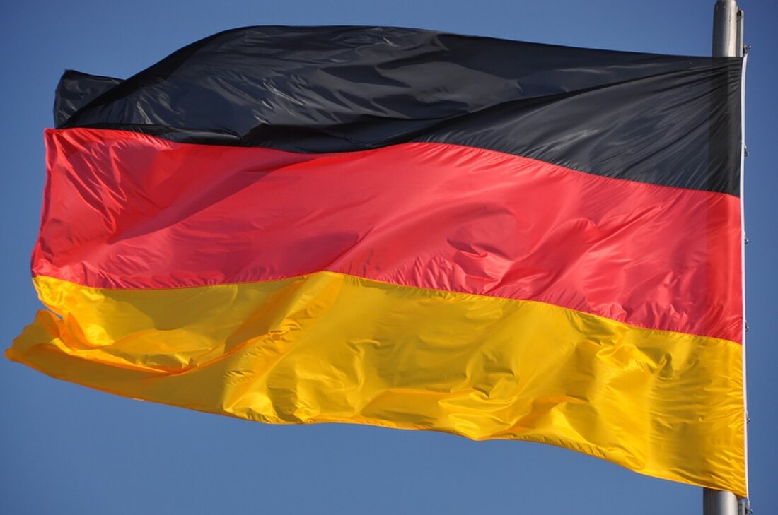 Weiden. Und auf einmal war die Flagge weg: Unbekannte Täter entwendeten von Samstag auf Sonntag eine Deutschland-Flagge, die vor der Schwimmhalle der Realschule hing. Die unbekannten Täter nahmen im Zeitraum von Samstag, den 1. Juli 09.00 [&hellip;]