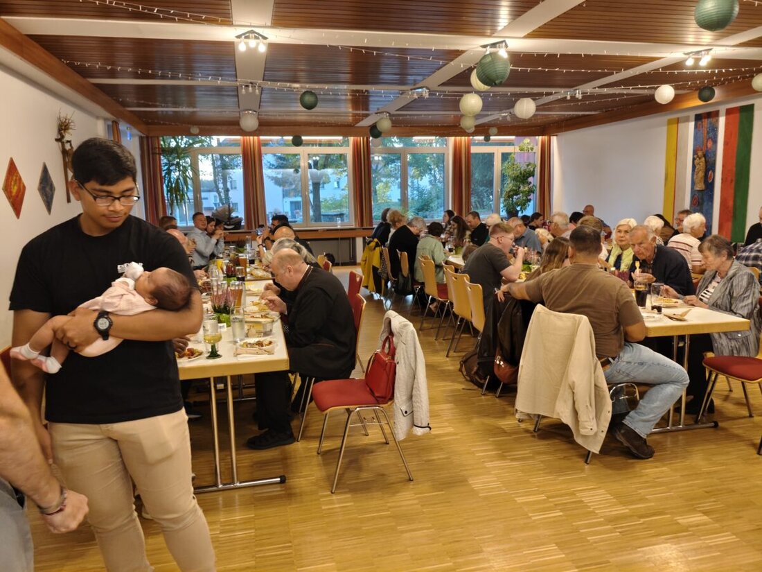 Weiden. Eine deutsch-amerikanische Messe in Maria Waldrast vereinte am vergangenen Sonntag viele Gläubige beider Gemeinden – zweisprachig und deutlich besser besucht. Beim Potluck kamen alle bei Essen und Gesprächen zusammen.
