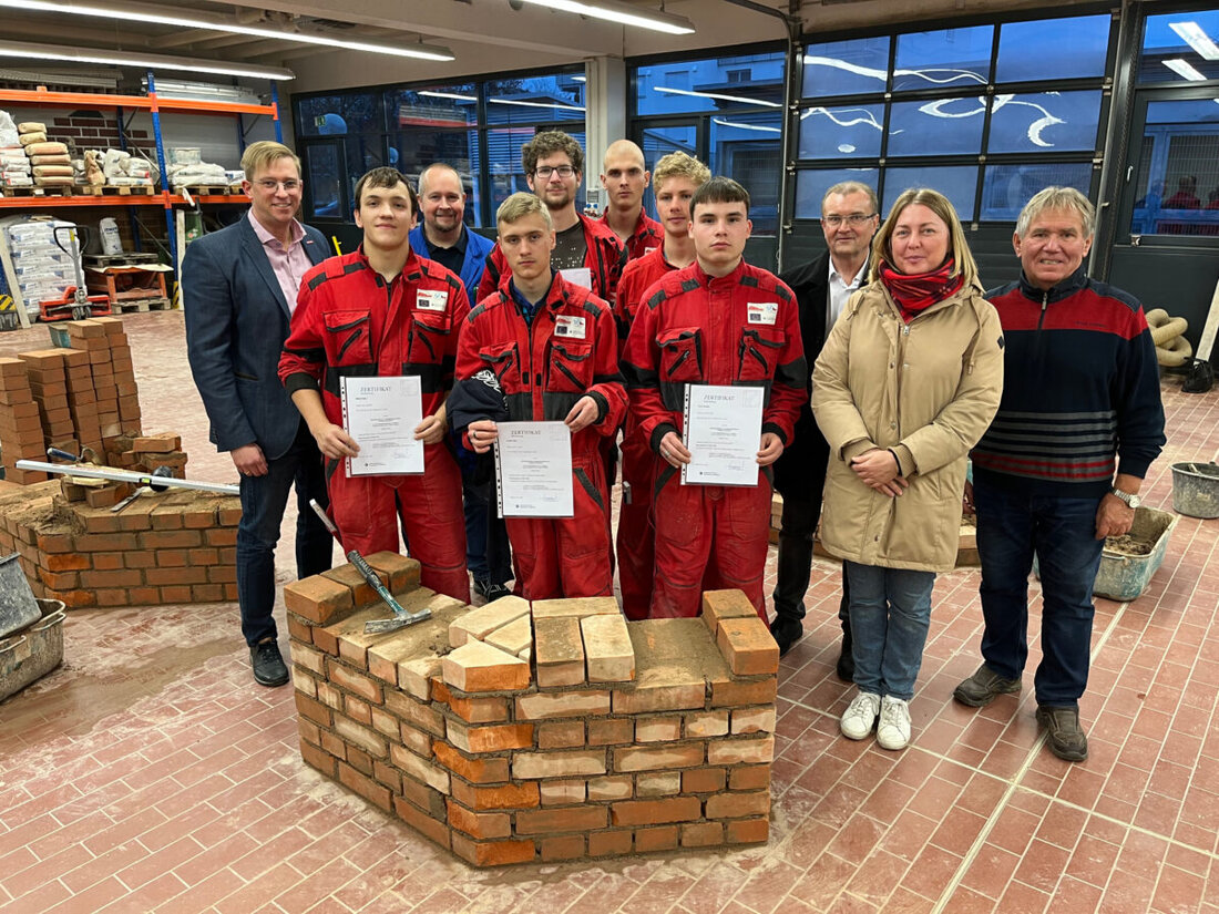 Weiden. Tschechische Auszubildende im Maurerhandwerk besuchten das HWK-Bildungszentrum für einen Schüleraustausch und lernten duale Ausbildung und historisches Handwerk kennen. Der Austausch fördert jährlich die Verbindung über Grenzen hinweg durch gemeinsames Lernen und Arbeiten.