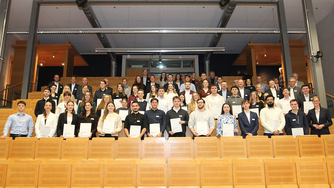 Amberg. Die OTH Amberg-Weiden vergibt im Förderjahr 2025/26 52 Deutschlandstipendien und setzt ein Zeichen für Chancen und Leistung. 25 Förderpartner ermöglichen die Unterstützung; 299 Bewerbungen belegen das große Interesse.