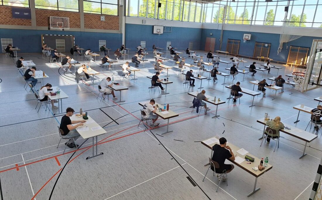 Eschenbach. An der Wirtschaftsschule haben mit der Deutschprüfung die Abschlussprüfungen 2026 begonnen; 54 Schülerinnen und Schüler schrieben. Weiter geht es am 19. und 22. Juni, Finale folgt am 24. Juni; Zeugnisse am 27. Juli.
