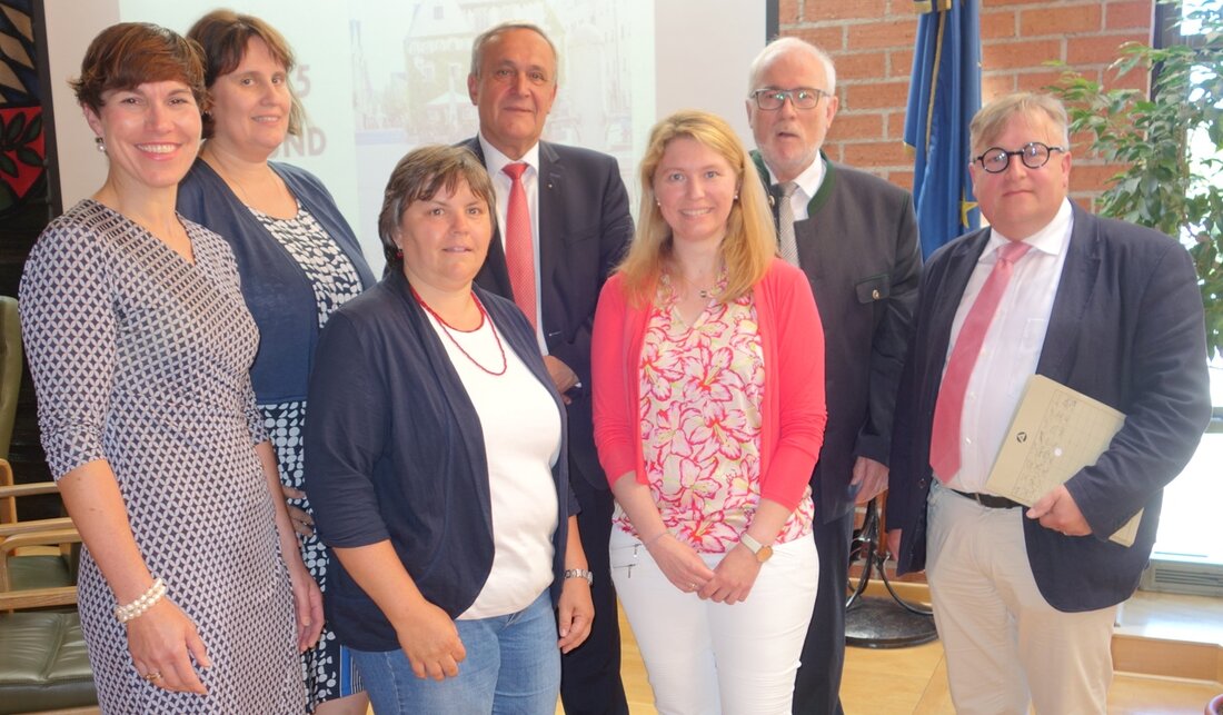 Weiden. Seit dem 1. Juli 2018 ist die Organisation des neuen Dezernates 5 „Familie und Soziales“ in Kraft getreten. Formen nimmt das Projekt Sozialbürgerhaus Weiden an.   Oberbürgermeister Kurt Seggewiß und [&hellip;]