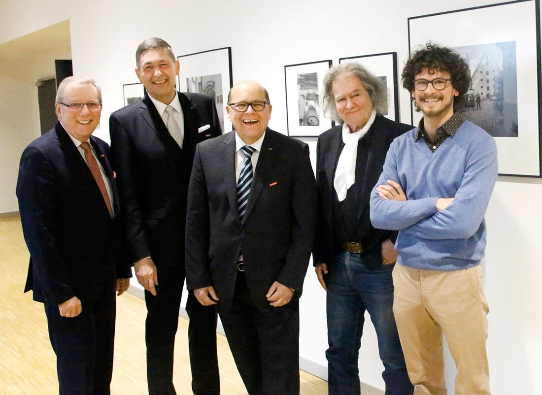 Regensburg. Glänzender Goldschmuck, designte Holzmöbel, kreative Wandgestaltungen – ist das Kunst oder Handwerk? Die Grenzen sind seit jeher fließend. Die Handwerkskammer Niederbayern-Oberpfalz hat sich deshalb zum Ziel gesetzt, die Zusammenarbeit zwischen [&hellip;]
