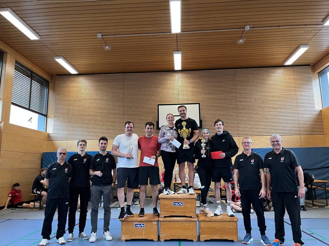 Flossenbürg. "Die Holzis" gewinnen die Badminton-Dorfmeisterschaft 2025 mit über 20 teilnehmenden Teams und einem Hauptpreis von über 150€.