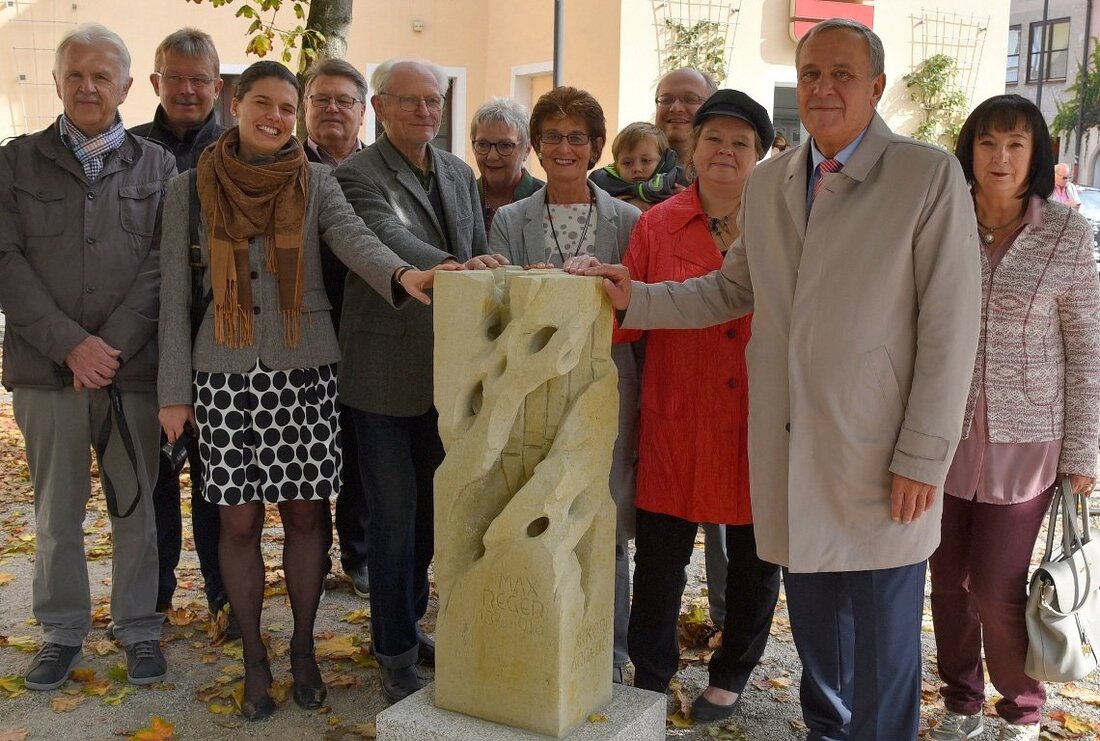 Weiden. Ein Meilenstein für Weiden: Vor der Weidener Sparkassen-Filiale am Schlörplatz wurde jetzt ein Meilenstein enthüllt, der Max Reger gewidmet wurde. Von Jürgen Wilke Vor der Weidener Sparkassen-Filiale am Schlörplatz [&hellip;]