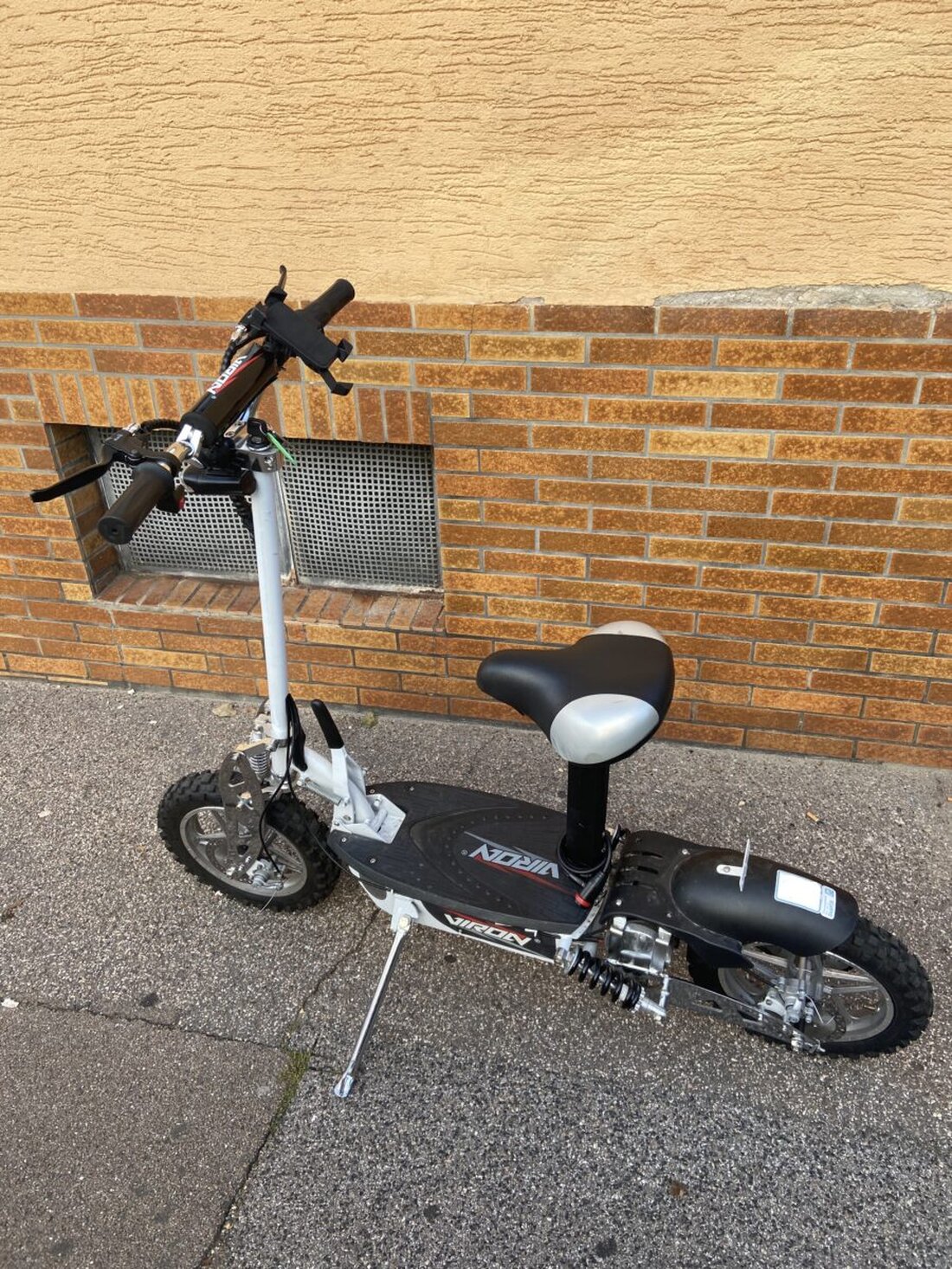 Schwandorf. Ein unbekannter Täter stahl ein unverschlossenes Mountainbike, und bei Verkehrskontrollen wurden mehrere Fahrer ohne Führerschein gestoppt. Ein Lastwagenfahrer kollidierte mit einem Laternenmast, bemerkte dies jedoch nicht.