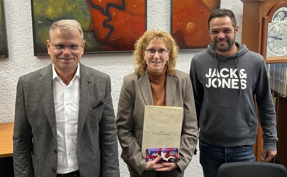 Windischeschenbach. Petra Käs feiert 40 Jahre im öffentlichen Dienst, davon 35 bei der Stadt. Sie leitet seit 1. August 2015 das Standesamt und erhielt Glückwünsche von Bürgermeister und Personalrat.