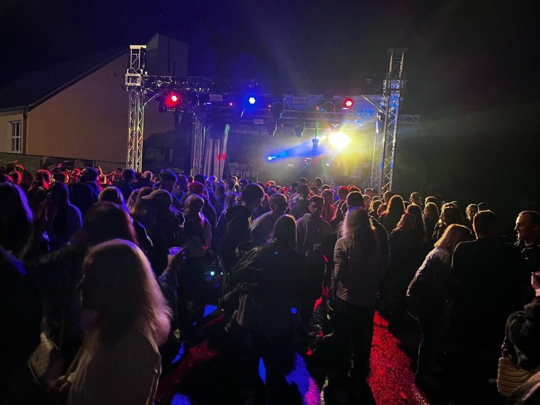 Dießfurt. Am 6. und 7. Juni 2025 finden die 90er-Party und die 14. Dießfurter Beachparty beim FC Dießfurt statt, mit DJ-Unterhaltung, Cocktails und mehr. Der Eintritt kostet für die 90er-Party 3 Euro und für die Beachparty 8 Euro (6 Euro im Vorverkauf).