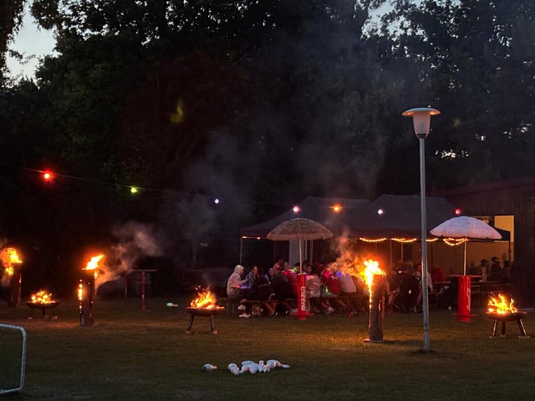 Dießfurt. Der Förderverein des FC Dießfurt veranstaltete bei idealem Wetter erneut seine Sonnwendfeier mit Feuerschalen und Schwedenfackeln im Sportheimgarten, die bei Gästen und besonders Kindern sehr beliebt war.