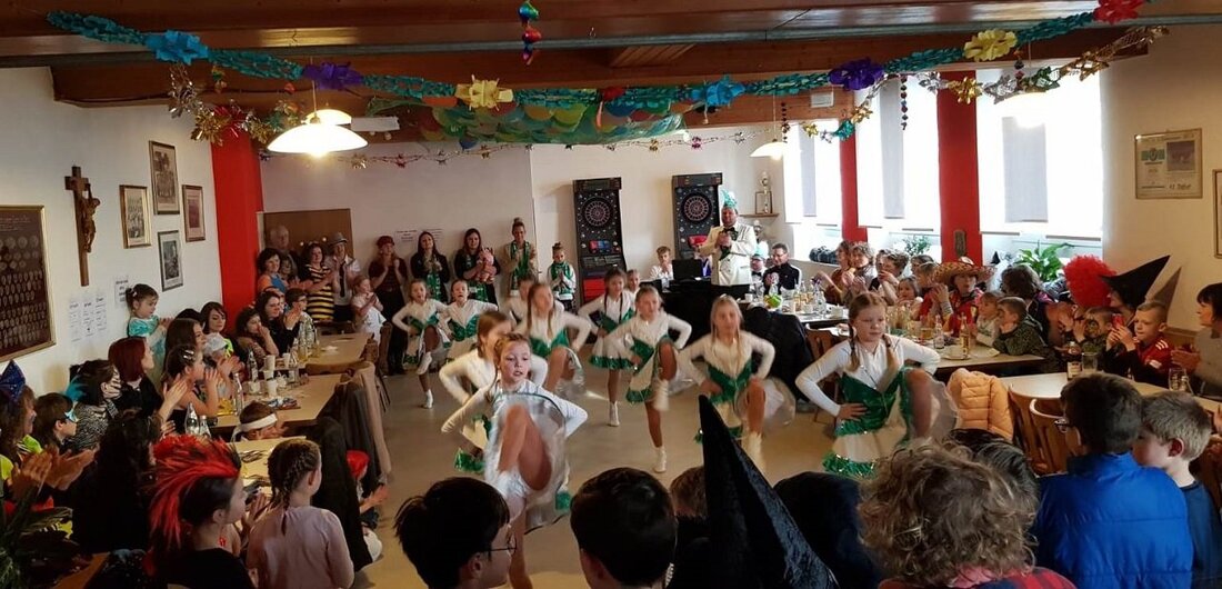 Dießfurt. Buntes Faschingstreiben herrschte am Samstagnachmittag beim Kinderfasching im Sportheim Dießfurt. Für die jüngsten Besucher hieß es Spiel und Spaß am laufenden Band – inklusive Polonaise. Auch die Kindergarde des [&hellip;]
