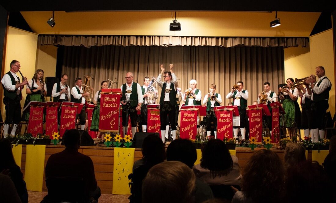 Die Musikkapelle Dießfurt feiert eine erfolgreiche Saison und kündigt ein Konzert zum 100. Geburtstag mit Werken von Ernst Mosch am 26. April an. Nach Auftritten in Weiden und der Fränkischen Schweiz, freut sich die Kapelle über Nachwuchsmusiker und plant den Vorverkauf ab 3. März.