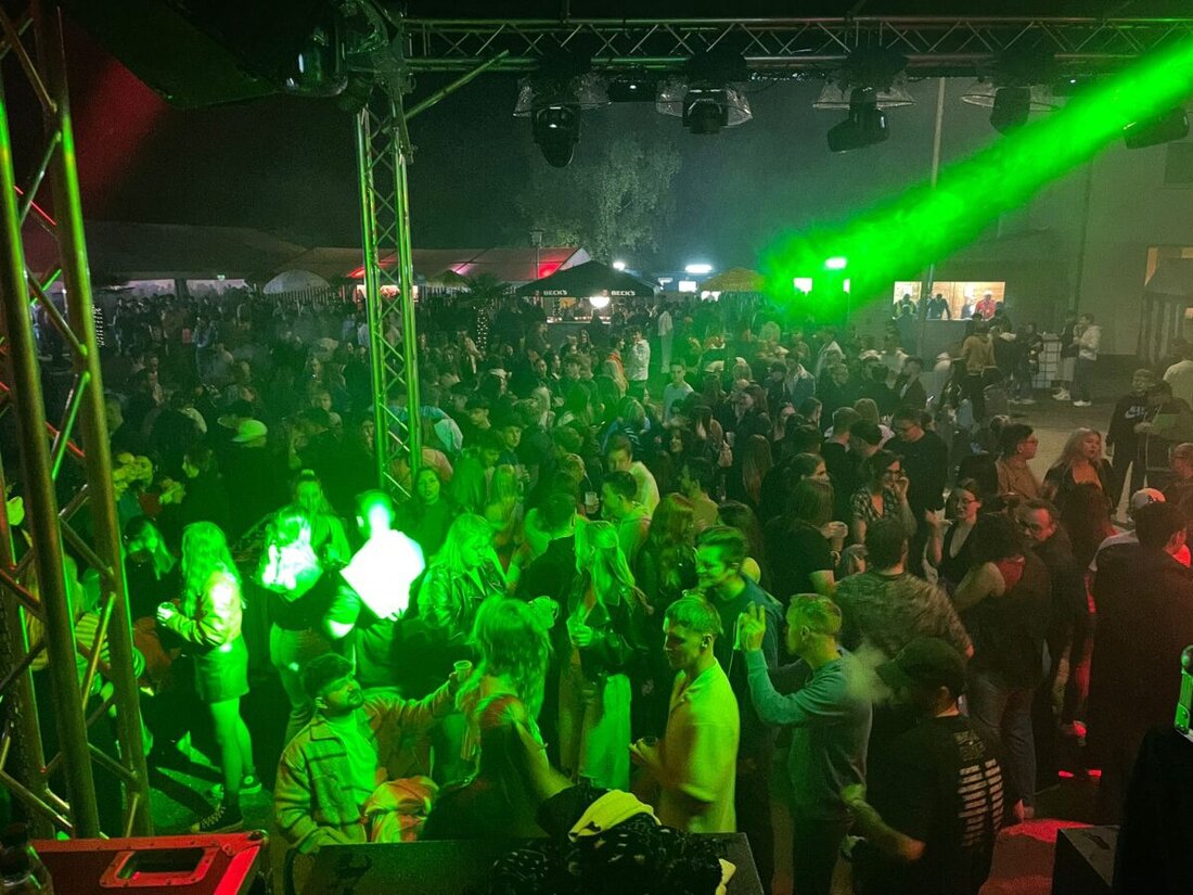 Dießfurt. Die Beach-Party des FC Dießfurt zog Besucher aus der ganzen Oberpfalz und Franken an, dank gutem Wetter und stimmungsvoller Musik. Es gab eine große Auswahl an Getränken, eine 360-Grad-Shotbar und weißen Beach-Sand, was für eine ausgelassene Feier sorgte.