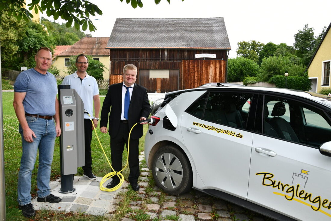 Burglengenfeld. Dietldorf hat jetzt zwei neue E-Ladesäulen am Josef-Pritschet-Platz, was die Elektromobilität fördern und den Alltag von E-Autofahrern erleichtern soll. Die Stadt plant, das Netz an Ladesäulen weiter auszubauen, um eine flächendeckende Versorgung zu gewährleisten.