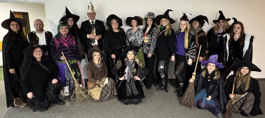 Schwandorf. Am Rosenmontag kamen 15 Dietldorfer Hexen mit Hut und Besen ins Landratsamt und sorgten für Frohsinn. Landrat Thomas Ebeling und Parlamentarische Staatssekretärin Martina Englhardt-Kopf empfingen die Gäste.