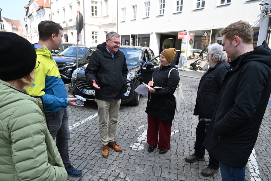 Amberg. Die Stadt rüstet 20 Behindertenparkplätze mit Bodensensoren aus. Ab dem 1. Mai 2026 sind freie Plätze voraussichtlich auf www.amberg.de/parken sichtbar. Ein Baustein für weniger Parksuchverkehr und mehr Barrierefreiheit.