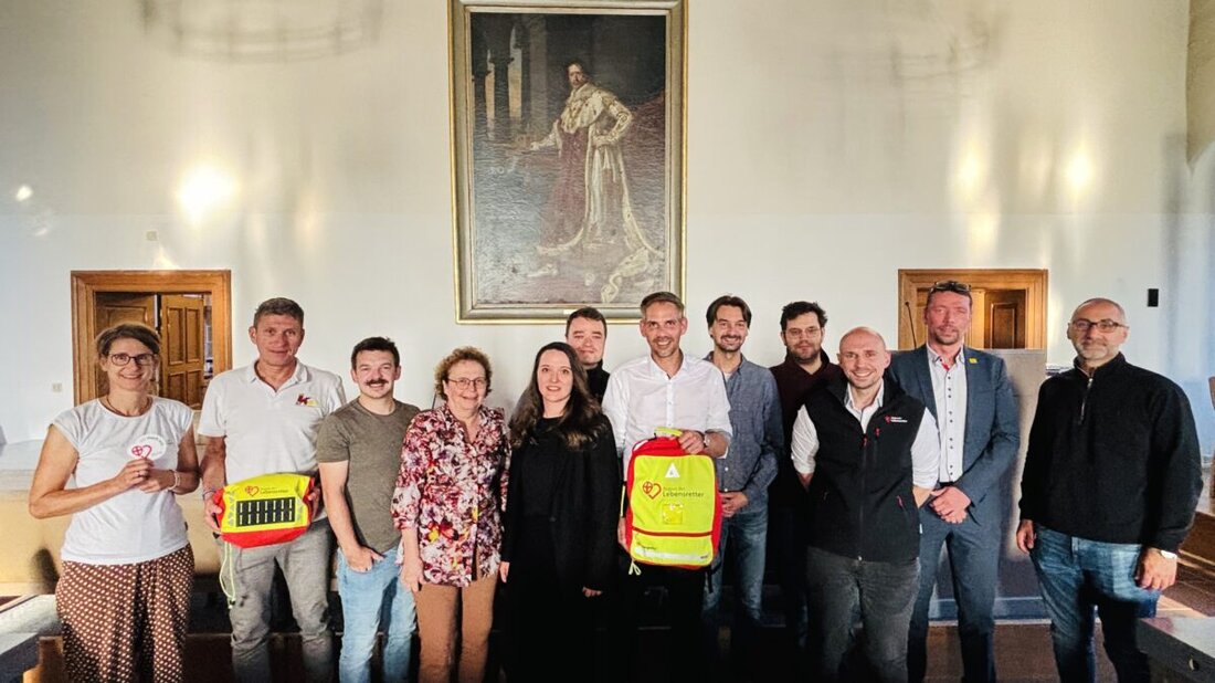 Amberg. Im Rathaus wurde „Region der Lebensretter – Oberpfalz Nord“ vorgestellt: Eine App alarmiert Ersthelfer in der Nähe. Oberbürgermeister Michael Fritz ruft zur Unterstützung und Registrierung auf – bereits 1.444 machen mit.