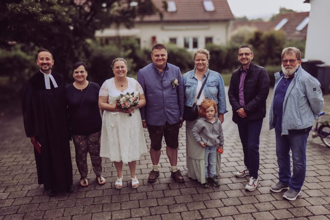 Hirschau. Dominik und Nicole Pentner feierten ihre Hochzeit in der Gustav-Adolf-Gedächtniskirche, begleitet von Familie und Freunden. Das Paar, das sich über Facebook kennengelernt hat, lebt heute in Sulzbach-Rosenberg und ist beruflich sowie ehrenamtlich engagiert.