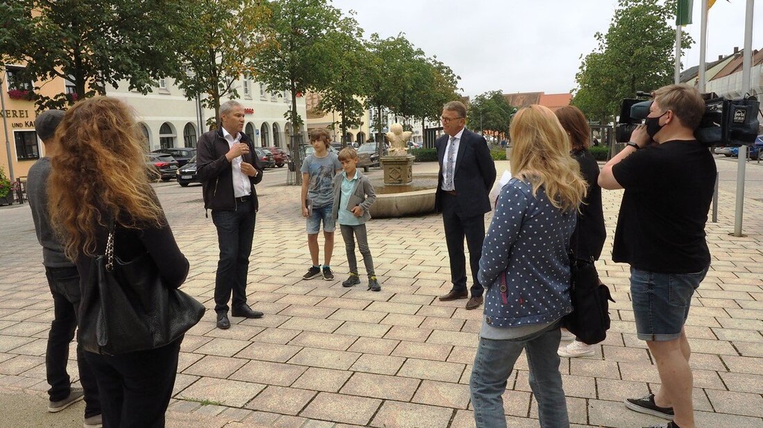 Tirschenreuth. Das ideale Ferienprogramm in diesen schwierigen Zeiten. Das Jugendmedienzentrum T1 erstellte eine Digitale Schnitzeljagd in Tirschenreuth. Bürgermeister Franz Stahl gab dazu kürzlich den offiziellen Startschuss. Familien, Touristen und Kleingruppen [&hellip;]