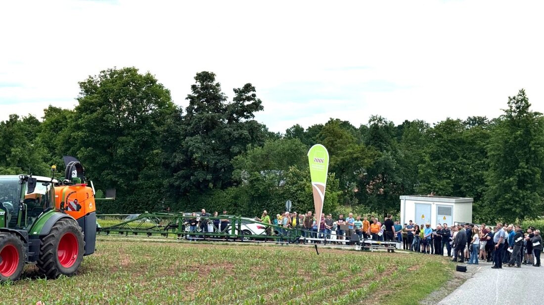 Almesbach. Am 2. Juni zog ein Feldabend am Staatsgut Almesbach rund 150 Besucher an. Gezeigt wurden Technik und digitale Modelle, die csPSM einsparen. Drohnen, punktgenaue Spritze und Hacke im Mais standen im Fokus.