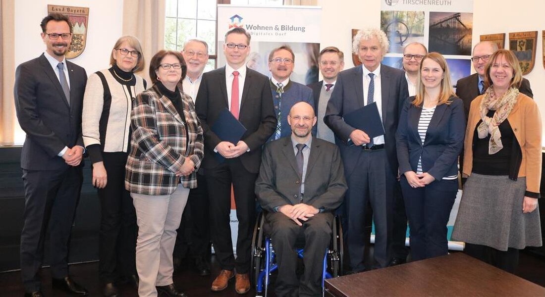 Tirschenreuth. Das Projekt „Digitale Wohnberatung und Bildungsangebote für Ältere zur Digitalisierung im Landkreis Tirschenreuth als Teil des Projektes Digitales Dorf Steinwald-Allianz“ wurde mit der Übergabe des Förderbescheides jetzt offiziell gestartet. [&hellip;]