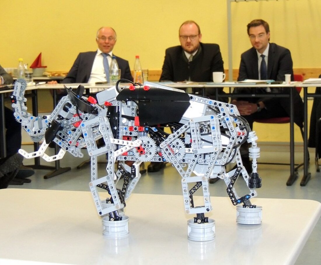 Vohenstrauß. Computer, Tabletts, Smartphones, Laptops, Notebooks, WLAN, Smart- und Whiteboard und Dokumentenkameras haben längst in die Klassenzimmer Einzug gehalten. E-learning, Fächer wie Robotik und der Zugriff auf digitale Bildungsmedien wie „mebis“ [&hellip;]