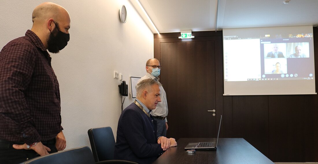 Tirschenreuth. Die oberpfälzer Landratsämter schließen sich zum Netzwerk zusammen, um gemeinsam eine wichtige Aufgabe anzugehen: Die Digitalisierung der Ämter.  Oberpfälzer Landratsämter arbeiten beim Thema Digitalisierung zusammen: Das Onlinezugangsgesetz (OZG) gibt [&hellip;]