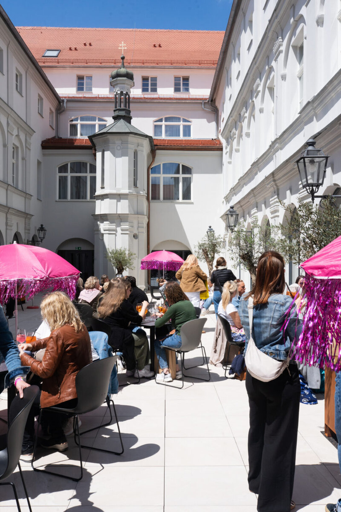 Amberg. Der Dilly Dally Designmarkt und Shopping Day am 24. Mai 2025 zog über 1.000 Besucher an und belebte mit außergewöhnlichem Design und Atmosphäre die Amberger Altstadt.