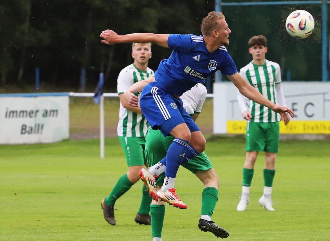 Dingolfing. Der FC Dingolfing gewinnt minimalistisch mit 1:0 gegen SV Etzenricht, dank eines Tores von Lukas Hochstetter. Etzenricht bleibt nach diesem Landesliga-Duell am Tabellenende, Dingolfing sammelt wichtige Punkte.